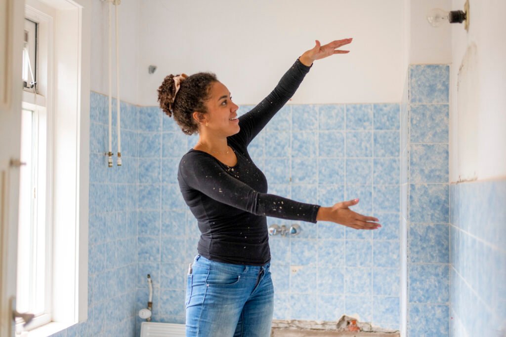 femme qui montre les rénovations de sa salle de bain
