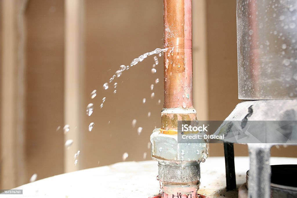 tuyaux avec  une fuite d'eau