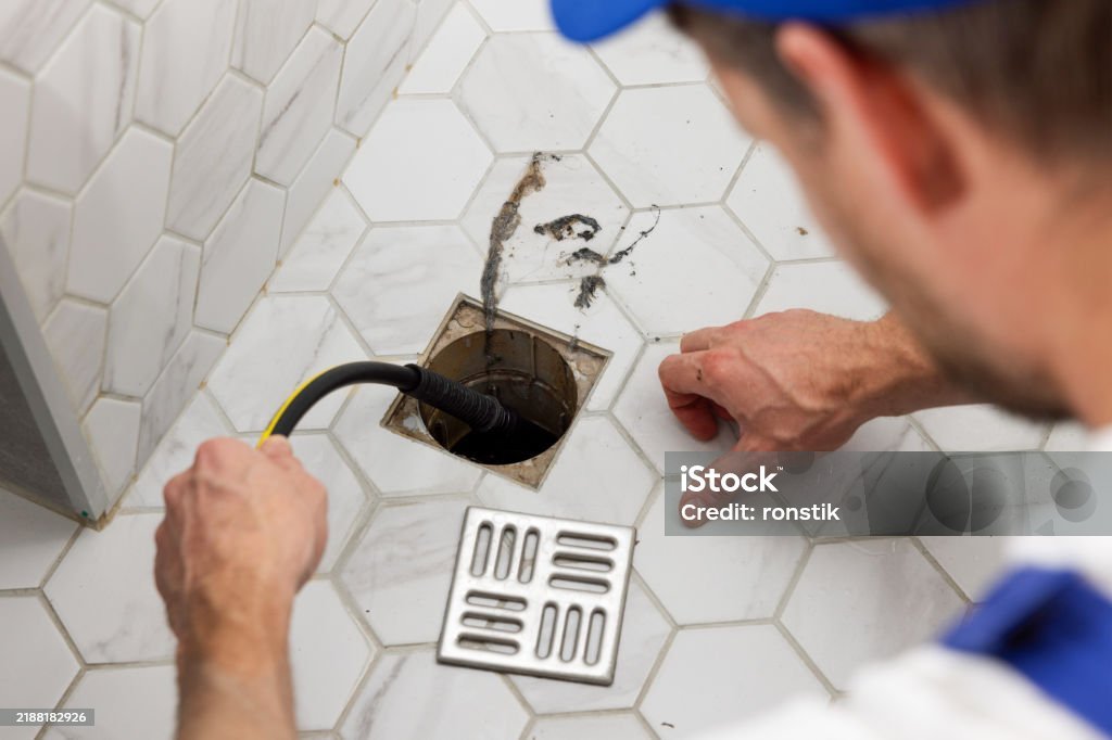 odeurs d'une salle de bain et plombier rénove canalisations
