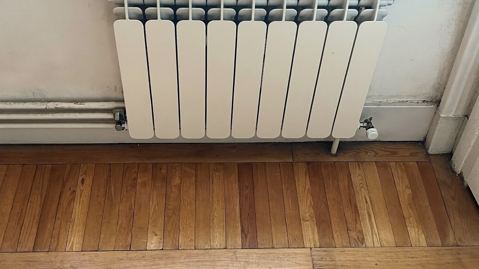 Radiateurs basse température et plancher chauffant dans une maison ancienne rénovée alimentée par une pompe à chaleur