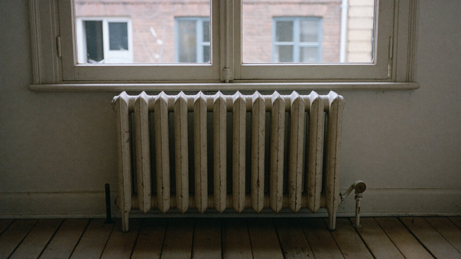Maison ancienne en briques à Bruxelles équipée d'une pompe à chaleur air-eau devant une façade rénovée