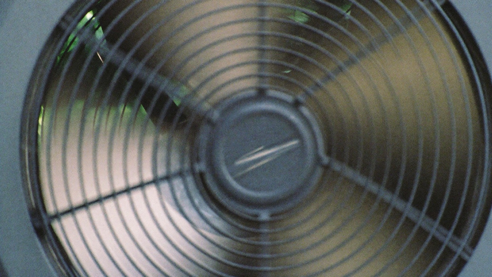 Écran de régulation d'une pompe à chaleur affichant la température de départ d'eau et le rendement en fonctionnement